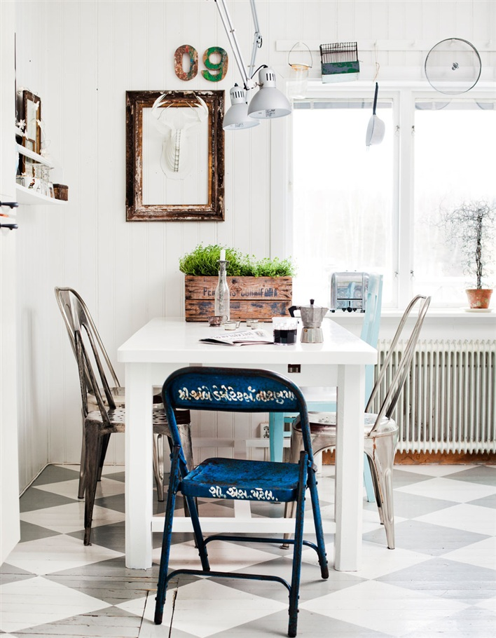 DECORATE WITH VINTAGE ITEMS