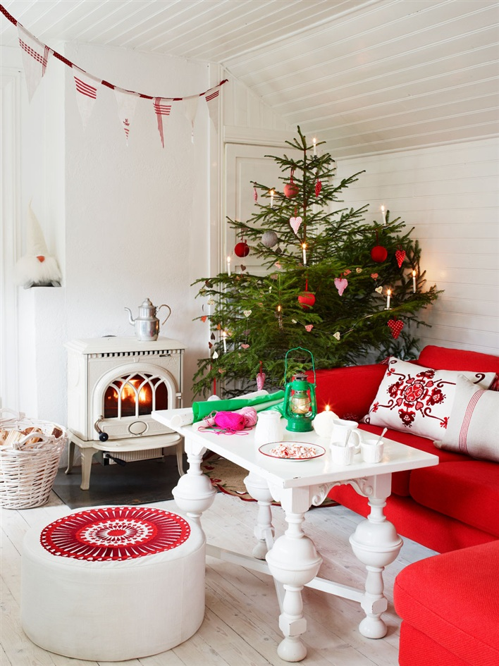 CHRISTMAS IDEAS IN WHITE, RED AND GREEN