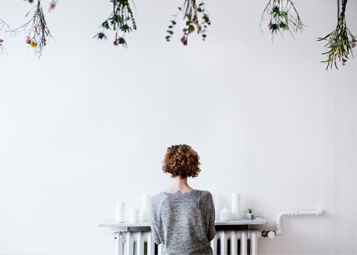 DELICATE AND SIMPLE TABLE DECORATION