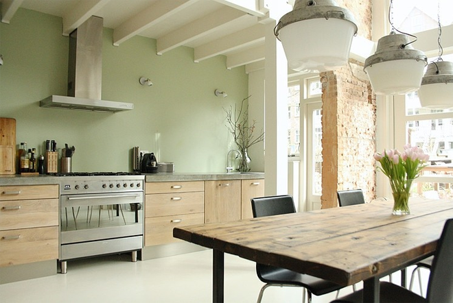 BRICKS AND RAW WOOD IN A ROTTERDAM HOMEТУХЛИ И ДЪРВО В КЪЩА В РОТЕРДАМ