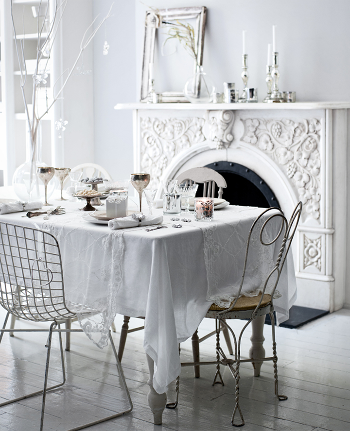 HOLIDAY DECORATION IN SILVER AND WHITE